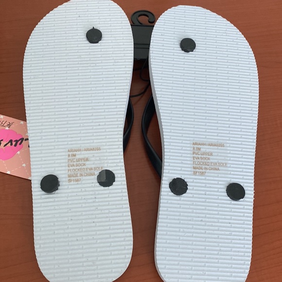 NWT Betsey Johnson Flipflops - Picture 3 of 3